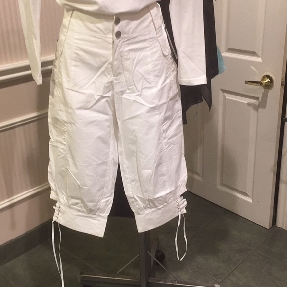 ⬇️PriceDrop⬇️🎉Host Pick🎉NWT White Bermuda shorts with band and crisscross ties - Picture 1 of 6